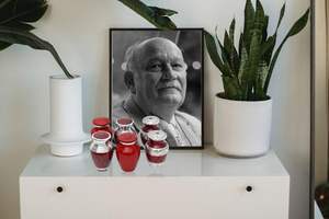 Pequeñas Urnas de Cremación para Cenizas Humanas | Juego de 6-3 Pulgadas Cubicas Mini Recuerdo Rojo y Plata con Estuche de Terciopelo - Product Image 6