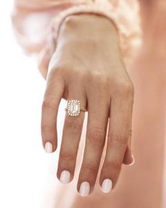 Anillo de compromiso de moissanita con corte esmeralda de 8x10mm | Anillo de oro o plata con banda de Halo Pave | Joyería fina de aniversario de Boda nupcial OEM - Product Image 3