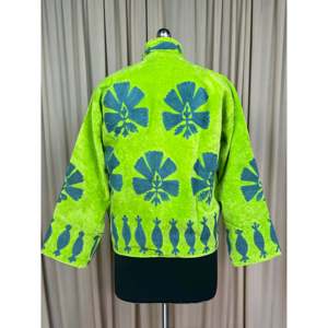 เสื้อโค้ทฤดูหนาวสไตล์โบฮีเมียนชิคย้อนยุค ไซส์ฟรี XL สีเขียวลายดอกไม้ ปักมือด้วยผ้ากำมะหยี่แบบซูซานี เสื้อคลุมสไตล์เรโทรชิค - Product Image 2