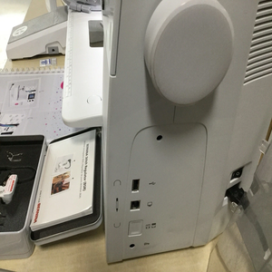 Máquina de Coser, Acolchar y Bordar B-E-R-N-I-N-A B 570 Q-E T-u-l-a Rosa con B-S-R - Product Image 1