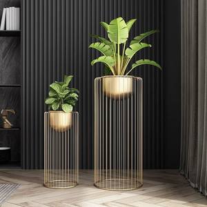 Jardinière décorative en métal doré avec support pour ajouter une touche luxueuse à la décoration de votre salon ou de votre chambre à coucher. - Product Image 5