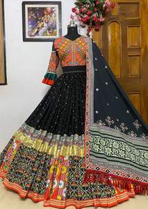 Présentation du nouveau concepteur imprimé Lehenga choli pour Navratri Special 2024 Indian Designer Haldi Réception de mariage, soirée - Product Image 3
