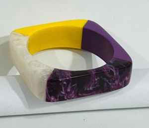 Un brazalete de resina es un tipo de pulsera hecha de resina, un material sintético que se utiliza a menudo para la elaboración. - Product Image 2