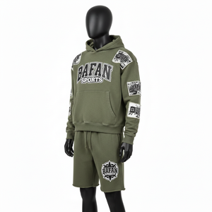 ชุดเซ็ตฮู้ดดี้แขนสั้นผ้าฟลีซผสมคอตตอนสีเขียวมะกอกสำหรับผู้ชาย 320 GSM พร้อมแผ่นปะติดและโลโก้สกรีนแบบกำหนดเอง - Product Image 4