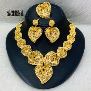 Ensemble de bijoux classique en laiton plaqué or 18 carats un gramme meilleur prix vente en ligne-collier court boucles d'oreilles anneaux avec motif de fleurs - Product Image 1