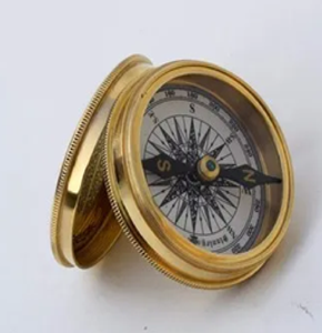 Brújula de bolsillo de latón vintage con bisel giratorio y marcas de dirección cardinales claras para senderismo disponibles a precios mayoristas - Product Image 3