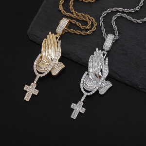 Collana con Ciondolo a Croce <span class=keywords><strong>Mani</strong></span> in Preghiera Iced Out Bling, Zirconia Cubica, Ottone Placcato Oro, Charm Mano della Preghiera per Gioielli da Uomo e Donna - Product Image 4