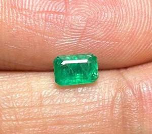 พลอยสีเขียวมรกตธรรมชาติรูปแปดเหลี่ยมตัดขนาด5.50x4มม. 0.45กะรัตเจียระไน100% พลอยแท้ที่ผ่านการรับรองจากภายนอก - Product Image 2