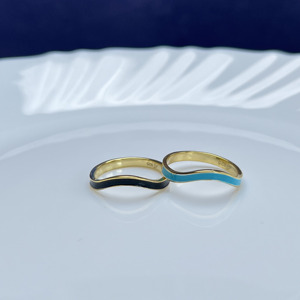 Anillo curvo moderno de Plata de Ley 925 con acabado de esmalte suave - Product Image 2