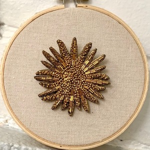 Logo personnalisé et breloques de broderie de perles pour sacs à main breloques de sac de broderie de perles à la mode avec broderie de Zari avec perles - Product Image 3