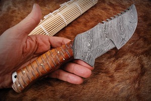 Couteau à lame fixe en acier damas fait à la main couteaux de survie de chasse en plein air L'éclaireur vertical porte une gaine en cuir véritable. - Product Image 2