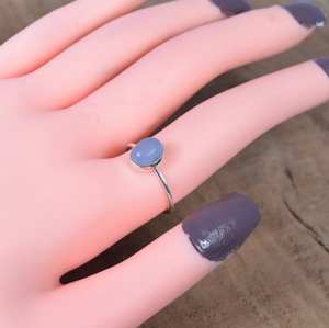 Anillo Fino Hecho a Mano en Plata Alemana con Gema de Calcedonia Azul Natural, Diseño Clásico Único, Baño de Rodio y Vermeil - Product Image 4