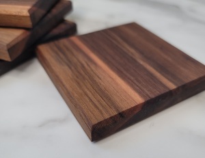 Alta o demanda Posavasos de madera de la mejor calidad Posavasos de nogal Posavasos de madera redondos cuadrados Diferentes diseños Formas disponibles - Product Image 5