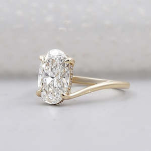 Anillo de Diamantes de Corte Ovalado con Halo Oculto en Oro Amarillo - Product Image 3