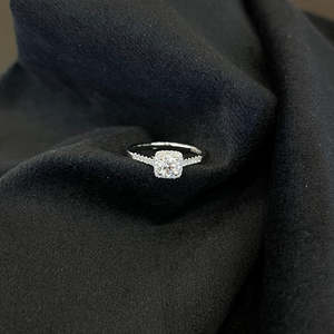 Anillo de Compromiso con Diamante Redondo de Laboratorio de 1.20ctw, Diseño Halo Catedral Pavé, Certificado IGI D-E-F VVSVS, Joyería Ética - Product Image 5