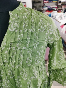 ชุดเดรสสั้นแขนบานลายดอกไม้สีเขียวแปลกใหม่สำหรับผู้หญิงชุดกระโปรงชั้นและเสื้อ Pintuck - Product Image 3