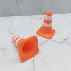1:12 Mini cono de tráfico hecho de plástico PP muebles de juguete a partir de 14 años para decoración de casa de muñecas en miniatura - Product Image 6