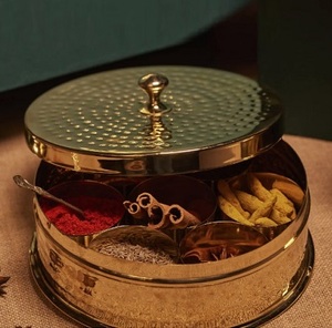 Masala dabba traditionnel indien en métal avec 7 récipients durables, élégants et sans danger pour les aliments au prix de gros - Product Image 2