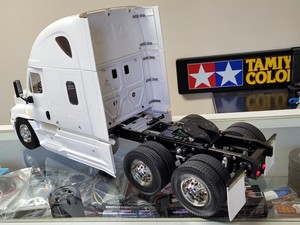 Camión Eléctrico de Juguete Tamiya R/C 1/14 Freightliner Cascadia, Control Remoto de Largo Alcance + Unidad de Sonido y Luz LED MFC-01 + Futaba - Product Image 3