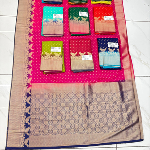 Saree en nylon traditionnel moderne pour les fêtes Diwali Proms avec un drapé facile et une brise légère charmante pour l'élégance - Product Image 1