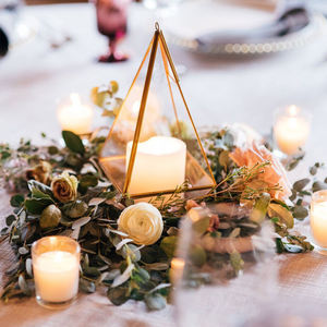 Terrarium miniature en verre fait main de haute qualité, cadre en métal triangulaire, porte-plante ou bougie géométrique, finition personnalisée, moderne - Product Image 1