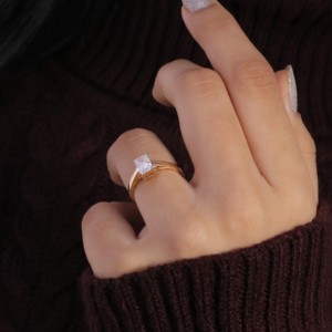 Bague de fiançailles Luster personnalisée pour femme en or massif 14 carats avec moissanite 1 carat D VVS2 certifiée IGI et sertissage à griffes - Product Image 1