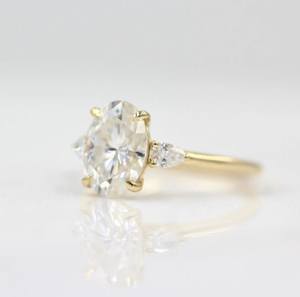 Bague en diamant taille poire ovale en or blanc massif 10 carats cultivée en laboratoire pour fiançailles de mariage Halo caché avec «Love» gravé - Product Image 6