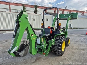 Tracteur compact John Deere 3035E avec chargeur frontal, tracteur agricole à roues 3025E pour le chargement et le transport en ferme - Product Image 5