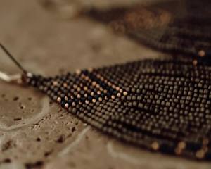 ต่างหูพู่ประดับลูกปัดทำมือ สีแมท คาเมล ชาร์โคล และ โกลด์ - Product Image 2