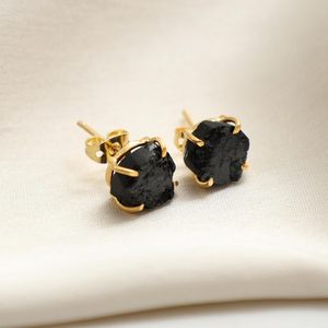 8-10mm brut noir Tourmaline pierre plaqué or Prong ensemble boucles d'oreilles à la main pierre de naissance délicat minimaliste bijoux pour femmes - Product Image 1