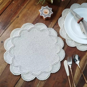 แผ่นรองจานทรงกลมสานพลาสติกสไตล์นอร์ดิกประดับลูกปัดสีเงิน แผ่นรองจานสำหรับโต๊ะอาหารหวาย - Product Image 1