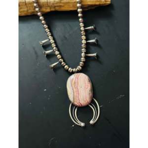 Collar Navajo Hecho a Mano con Rodocrosita y Plata de Ley, Diseño Squash Blossom, Artículo Cultural Coleccionable - Product Image 4