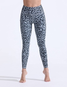 Nouveau design de leggings de sublimation pour femmes résistants à l'eau avec le meilleur legging tendance à bas prix avec logo personnalisé - Product Image 2