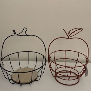 Corbeille à fruits en métal conçue pour les cuisines raffinées avec une structure ouverte durable favorisant la circulation de l'air et la fraîcheur des fruits - Product Image 1