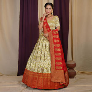 ชุดเลเฮนกาโชลีผ้าไหมบานาราสีพรีเมียม พร้อมลวดลายทอประณีต และผ้าคลุมไหล่เข้าชุด สำหรับงานเลี้ยงฉลองมงคลสมรส - Product Image 1