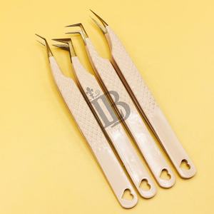 Pince à épiler pour extensions de cils Russian Volume, Mink, 65 degrés, manche cœur, pointe droite, style cœur, avec logo - Product Image 4