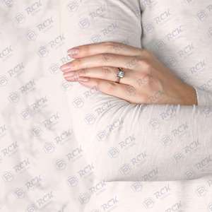 Anillo de Moissanita con Corte Princesa de 3.20 CTW en Oro Blanco con Engaste Celta para Mujer, Regalo de Aniversario y Cumpleaños - Product Image 4