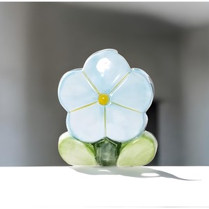 Jarrón de cerámica de color rojo añade un toque de artesanía artística a la vida cotidiana, transformando el cuidado floral en una actividad creativa. - Product Image 6