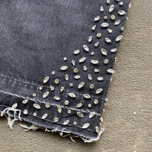 Jeans vintage streetwear pour homme, taille haute, design personnalisé avec pierres précieuses, denim délavé, style hip-hop - Product Image 4