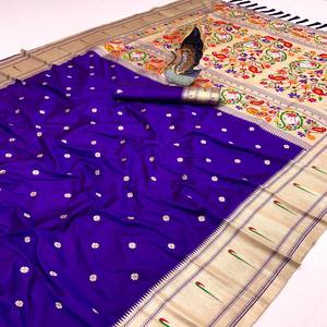 Sari de Seda Paithani Suave VASTRA COTTAGE con Motivos de Tejido Zari, Meenakari, Pallu de Pavo Real, Borde Munia y Blusa de Seda - Product Image 1