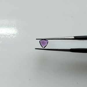 พลอยอะมีทิสต์แอฟริกันธรรมชาติ 4 มม. ทรงทริลเลียน คุณภาพดีที่สุด ผลิตภัณฑ์พลอยหลวมที่ผ่านการปรับขนาดแล้ว สำหรับทำเครื่องประดับ - Product Image 2