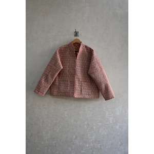 Chaqueta Acolchada Tejida a Mano con Botones y Estampado Floral en Bloques de Algodón Natural, Ropa de Invierno Cálida y Sostenible de Manga Larga - Product Image 2