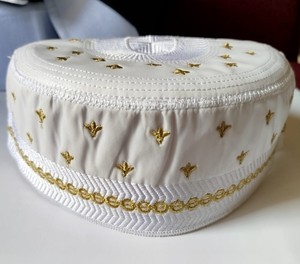 Exclusivo gorro de oración musulmana texturizado completo blanco y oro bordado sandalia Kufi rígido corona gorra de Bangladesh - Product Image 3