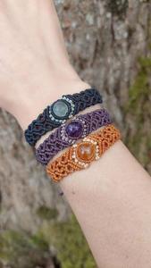 Bracelet en macramé bohème fait main HARI OM CREATIONS, forme vintage, pierres mélangées, corde dorée plaquée, multicolores, cadeau de fête, vente en promotion - Product Image 2