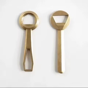 Abridor de Botellas Moderno de Latón Brillante con Diseño Ecológico para Cocina, Bar, Colección de Regalos - Product Image 1