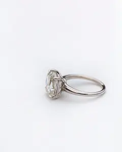 Anillos de diamantes de lujo asequibles a su alcance, un anillo de diamantes como una alianza de boda única disponible a un precio asequible - Product Image 3