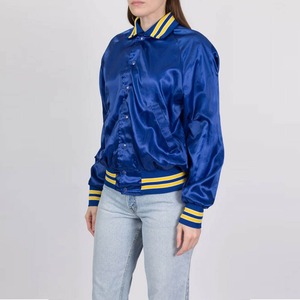 Chaqueta de bombardero de satén personalizada de alta calidad Chaqueta de poliéster de invierno para hombres y mujeres Chaqueta universitaria de satén de béisbol - Product Image 3