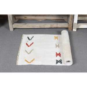 Tapis turc Kilim 1,8 x 3,9 pieds, tapis vintage, tapis en laine à imprimé animal blanc - Product Image 5