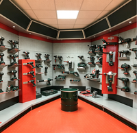 Étagère de présentation d'outils électriques en métal sur mesure pour magasin de détail, salle d'exposition de quincaillerie avec éclairage