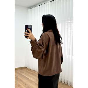 Blusa Elegante con Cuello de Lazo y Caída Fluida para Mujer LUSTRIN, Mezcla de Viscosa y Nailon Marrón para Uso Casual y de Oficina - Product Image 4